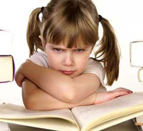 كودكي كه وقت عصبانيت سرش رو به ديوار يا زمين ميكوبه